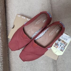 PICANTE RED CLASSIC TOMS! SIZE 7! NWT!